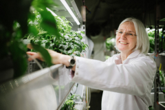 Prof. Dr. Heike Mempel im Versuchscontainer der Hochschule Weihenstephan-Triesdorf. Foto: Sebastian Gabriel
